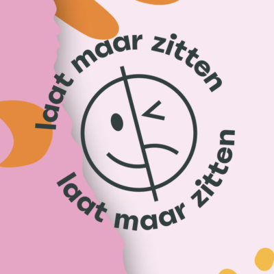 Je ziet een logo in de vorm van een cirkel. De rand van de cirkel is de tekst 'laat maar zitten' en in het midden zie je een smiley die lacht en boos kijkt tegelijk