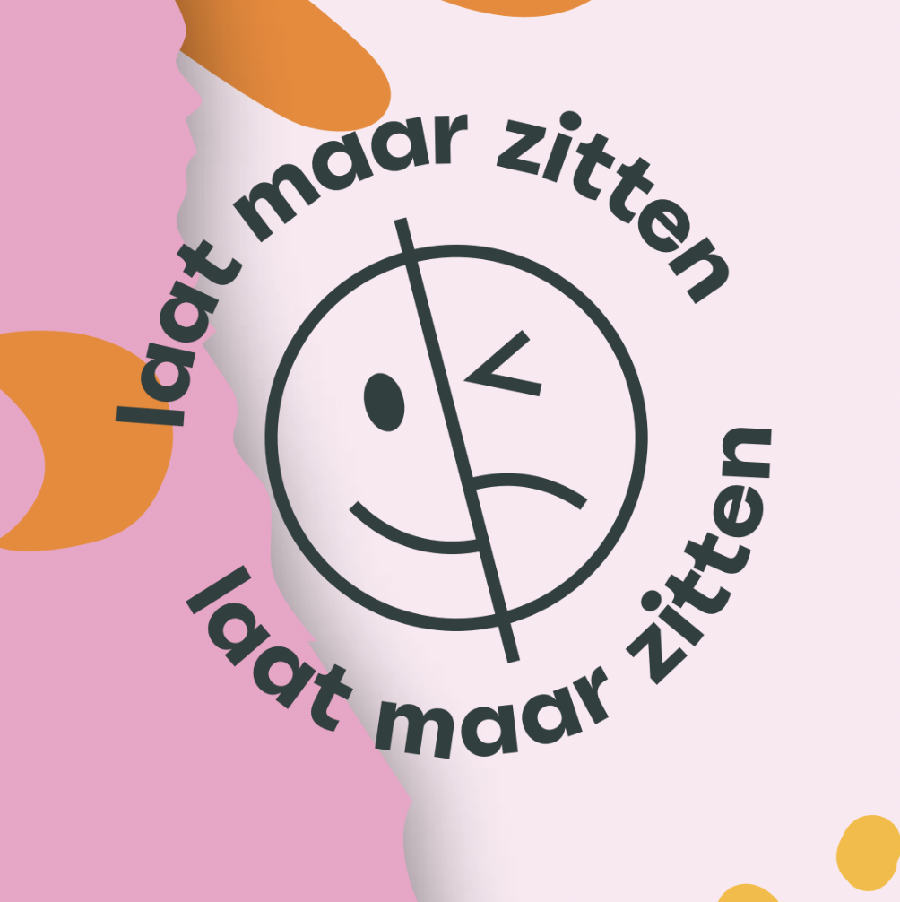 Je ziet een logo in de vorm van een cirkel. De rand van de cirkel is de tekst 'laat maar zitten' en in het midden zie je een smiley die lacht en boos kijkt tegelijk