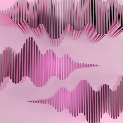 Je ziet geluidsgolven. Ze lijken uitgesneden als 3d objecten in metaal. Dit alles met roze licht en een roze achtergrond. Het is een digitale afbeelding. Dus geen foto van iets in de werkelijkheid