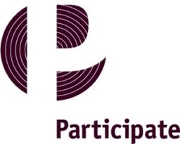 Logo met de tekst Participate. Er staat ook een beeldmerkje bij, maar dat kan ik niet goed uitleggen. Een soort witte P met daarachter een vingerafdruk of houtschijfje waarvan je de jaarringen ziet